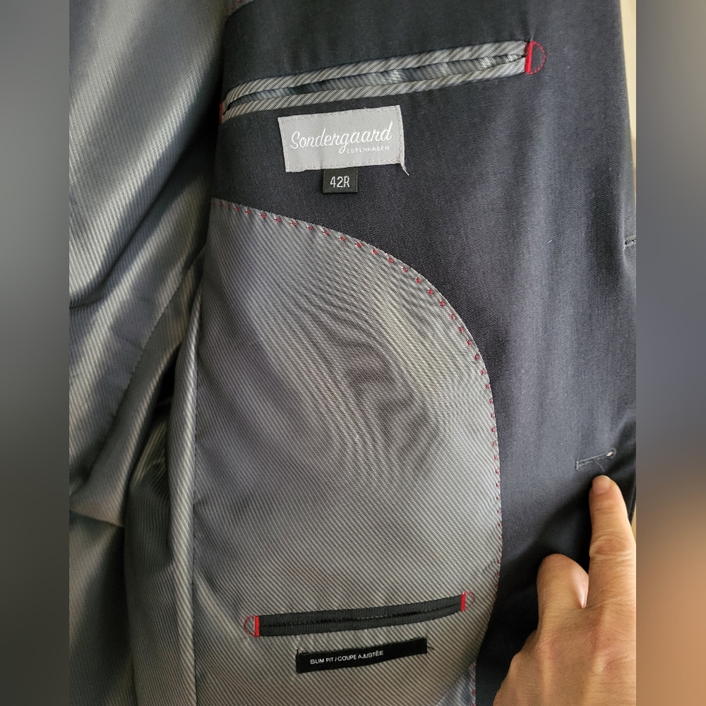 Gray Sport Coat with Notched Lapels and Modern Cut - Picture 3 of 8